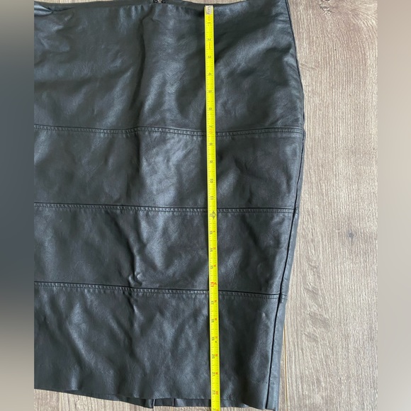 Black faux leather pencil skirt, zipper and clasp, slit in back size 11 - Picture 9 of 10